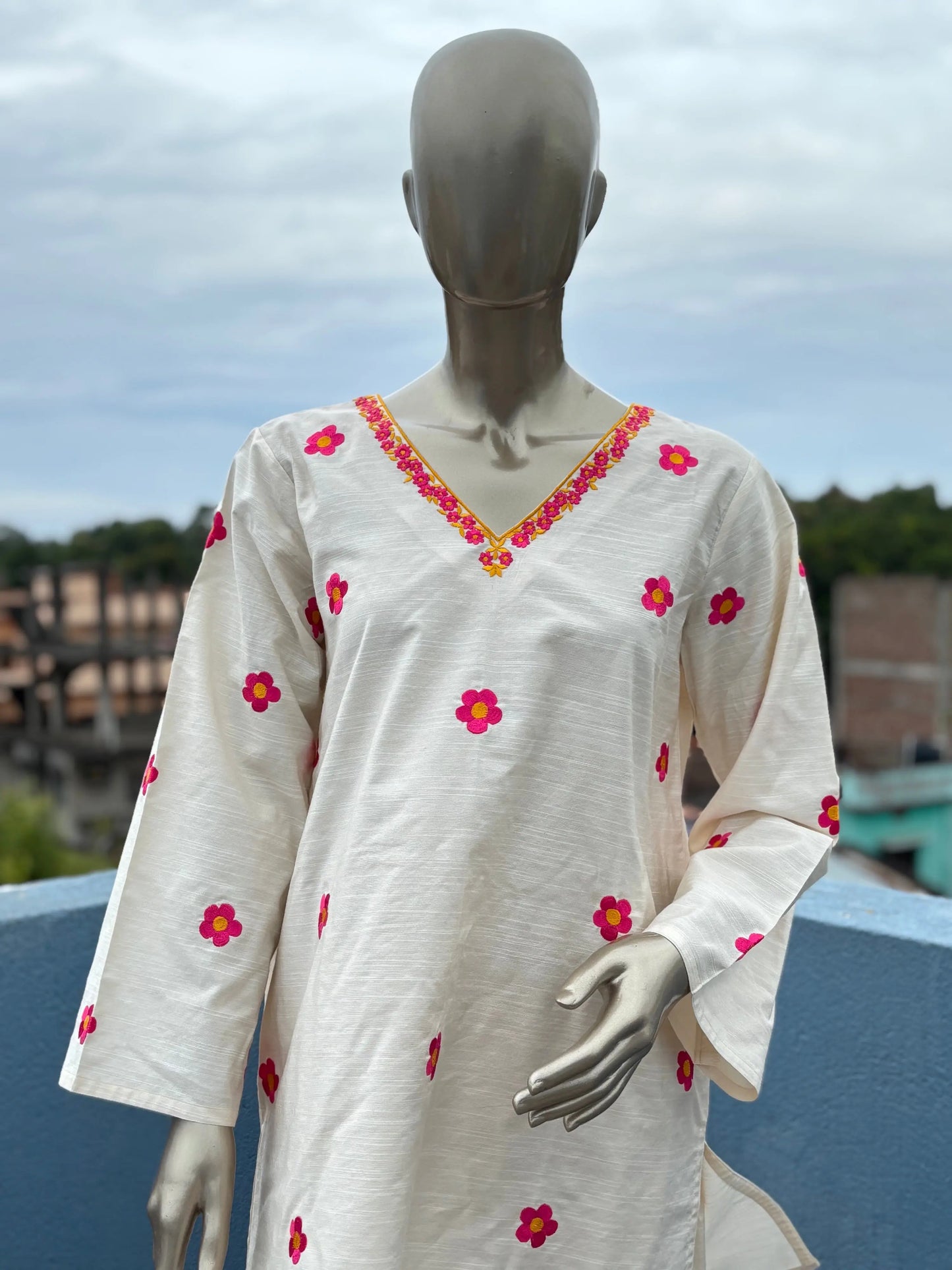 Off White- Pakistani Silhouette Floral Embroidery Kurta Set kihums clothing