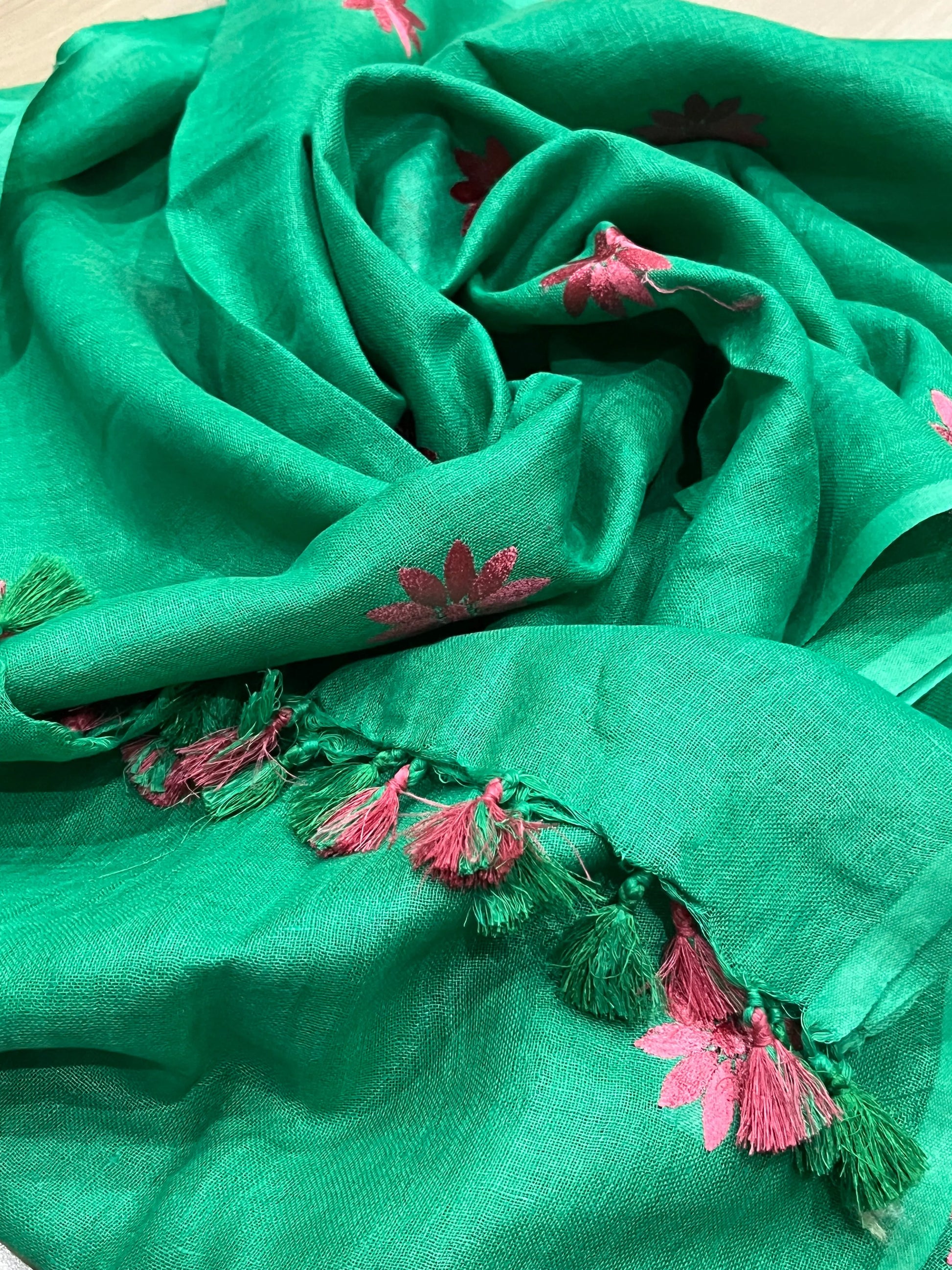 LINEN DUPATTA: Green Linen Dupatta with embroidered flower with Tassels | KIHUMS Dupatta kihums clothing
