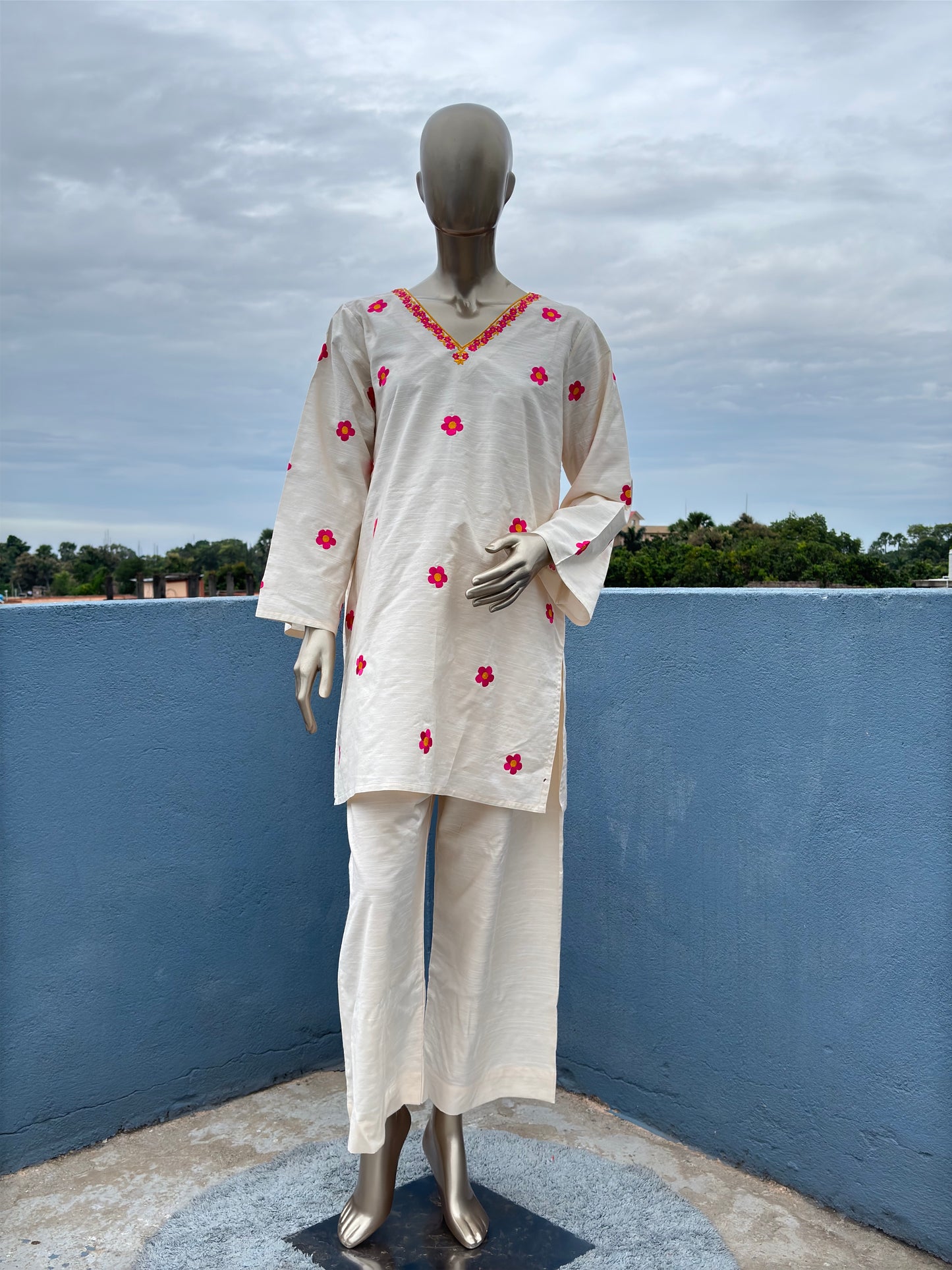 Off White- Pakistani Silhouette Floral Embroidery Kurta Set