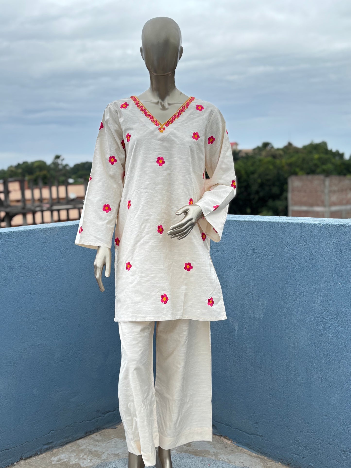 Off White- Pakistani Silhouette Floral Embroidery Kurta Set